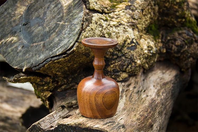 每一款木制品取自树木的不同部位,由人工打磨制成,她的木纹,色泽,重量
